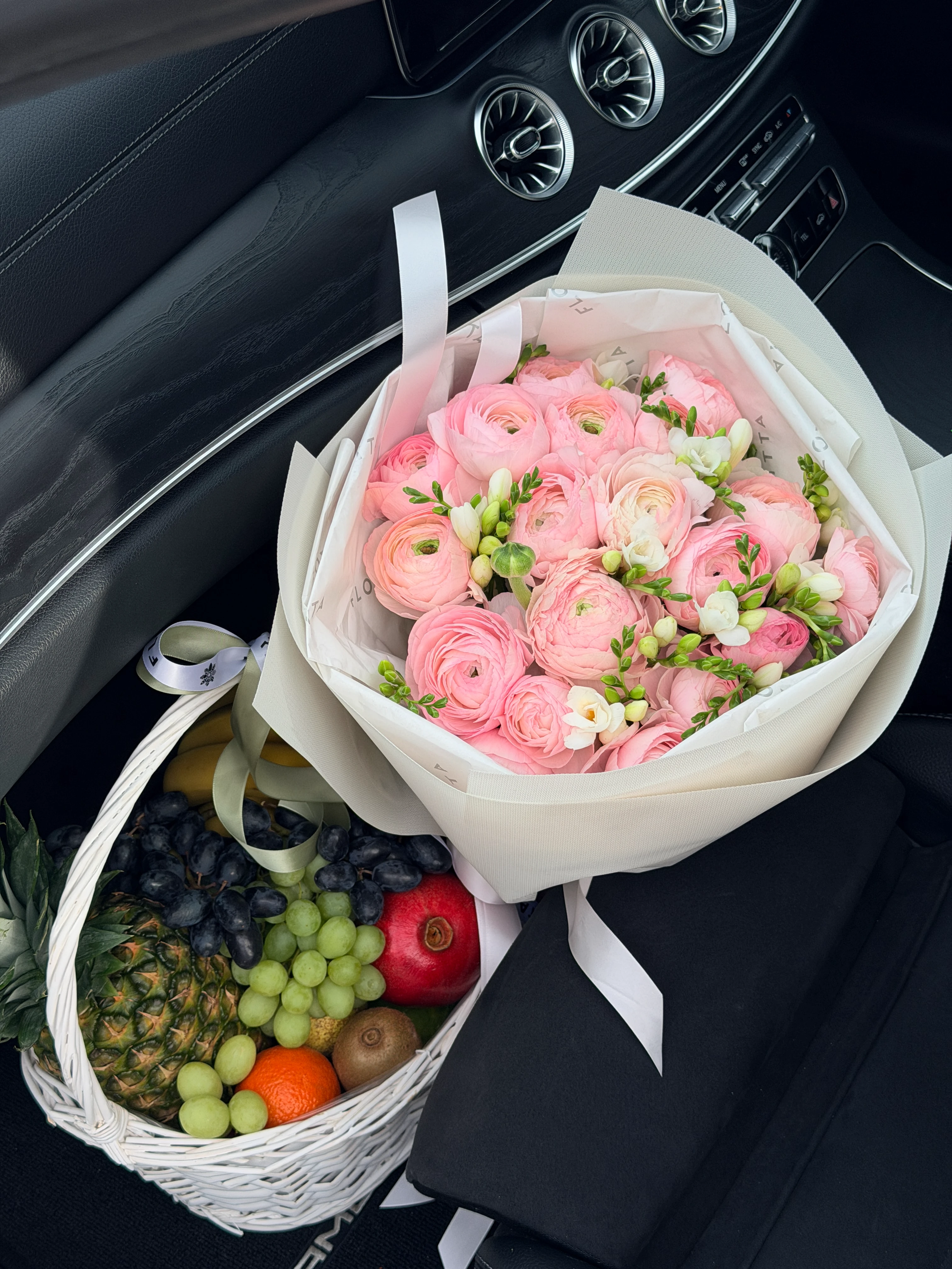 How to Surprise with a Flower Delivery: Creative Ideas for Romantic and Festive Moments