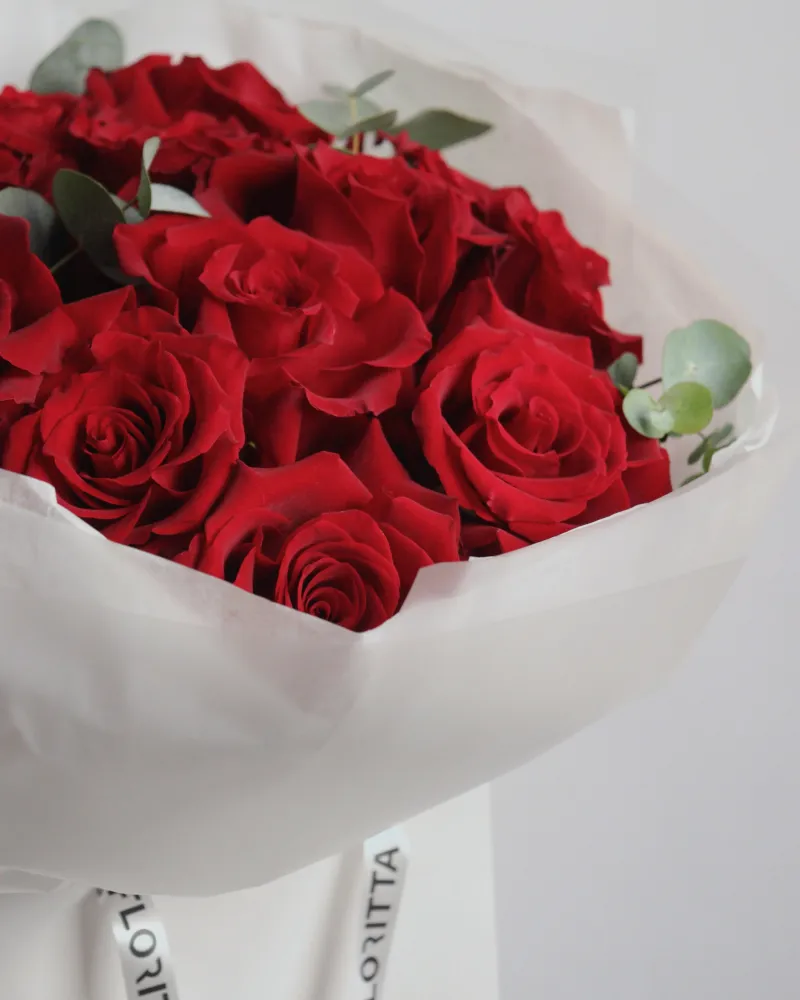 Prettily red rose bouquet