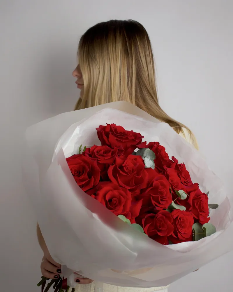 Prettily red rose bouquet