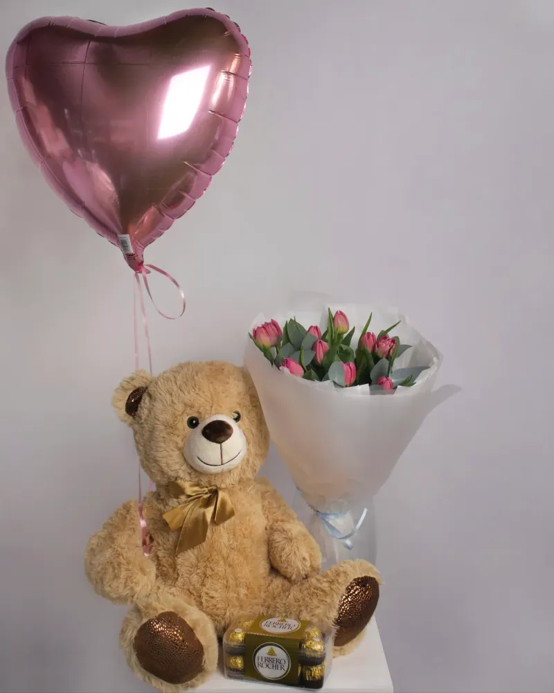 Pink tulips bouquet with cream teddy bear, heart balloon and Ferrero Rocher — Floritta