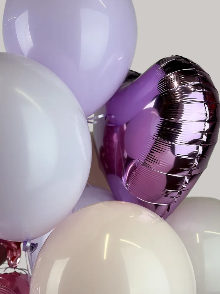 Purple heart-shaped foil balloon with latex balloons in mauve and cream — Floritta