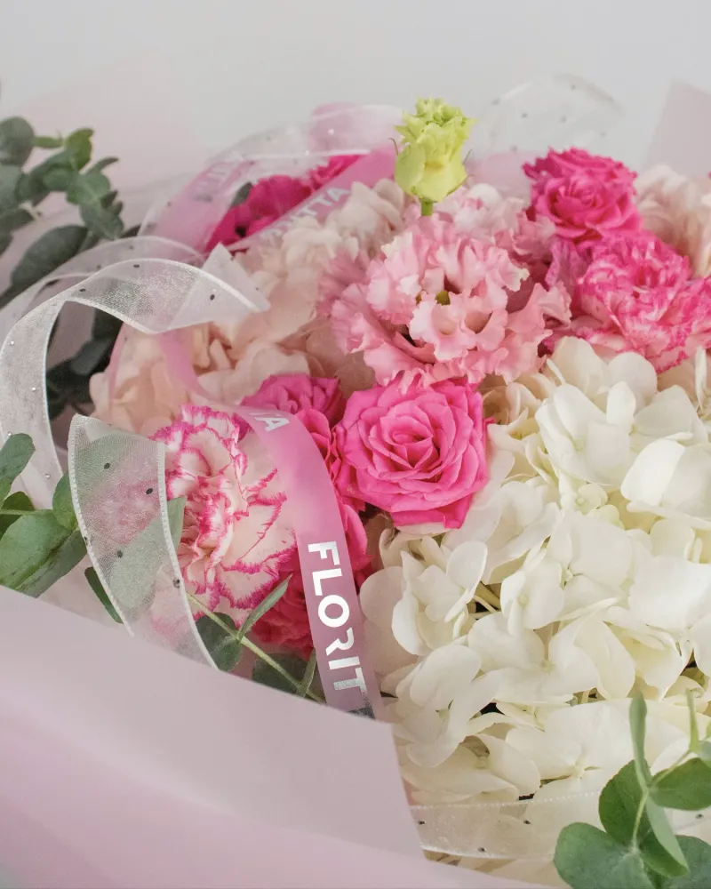 Romantic pink and white roses, carnations and hydrangeas with eucalyptus — Floritta