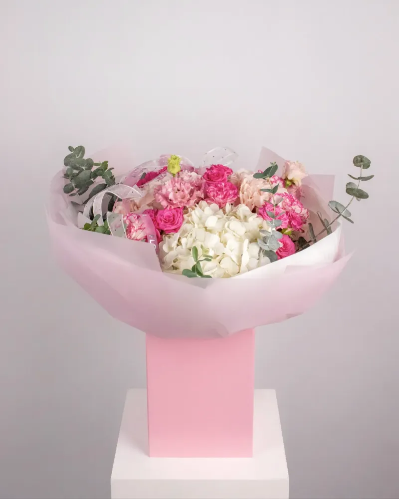 Luxe mixed bouquet of pink roses, hydrangeas and carnations in pink wrap — Floritta