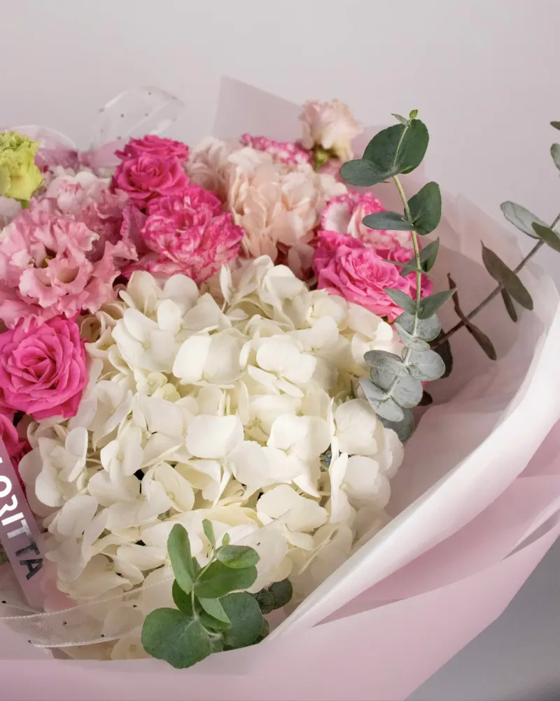 Full pink and white floral arrangement with roses, carnations and eucalyptus — Floritta