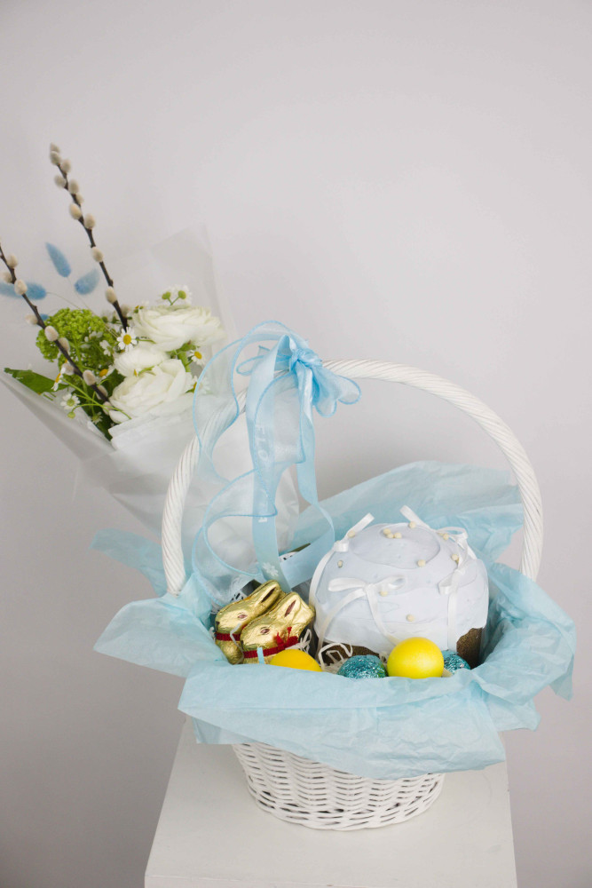 White rose and ranunculus Easter basket with blue ribbon and festive decoration — Floritta