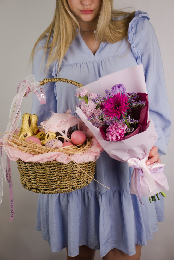 Pink and magenta floral bouquet with gerberas, carnations and statice in Easter basket — Floritta
