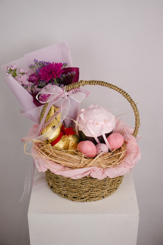 Luxury Easter hamper featuring gerberas, carnations, statice, chocolates and speckled eggs — Floritta