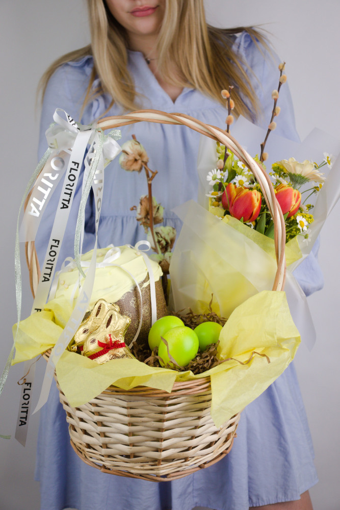 Cream roses and red tulips in luxury wicker basket with fruit — Floritta