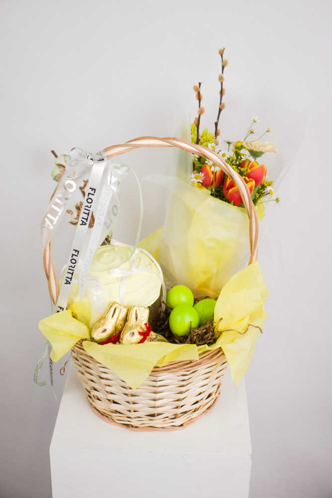 Seasonal bouquet basket with roses, tulips and green apples — Floritta