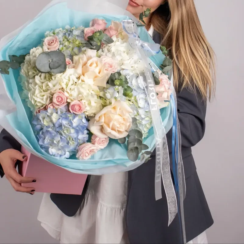 Luxury bouquet of cream roses, hydrangeas and pink roses with eucalyptus, light blue wrap — Floritta