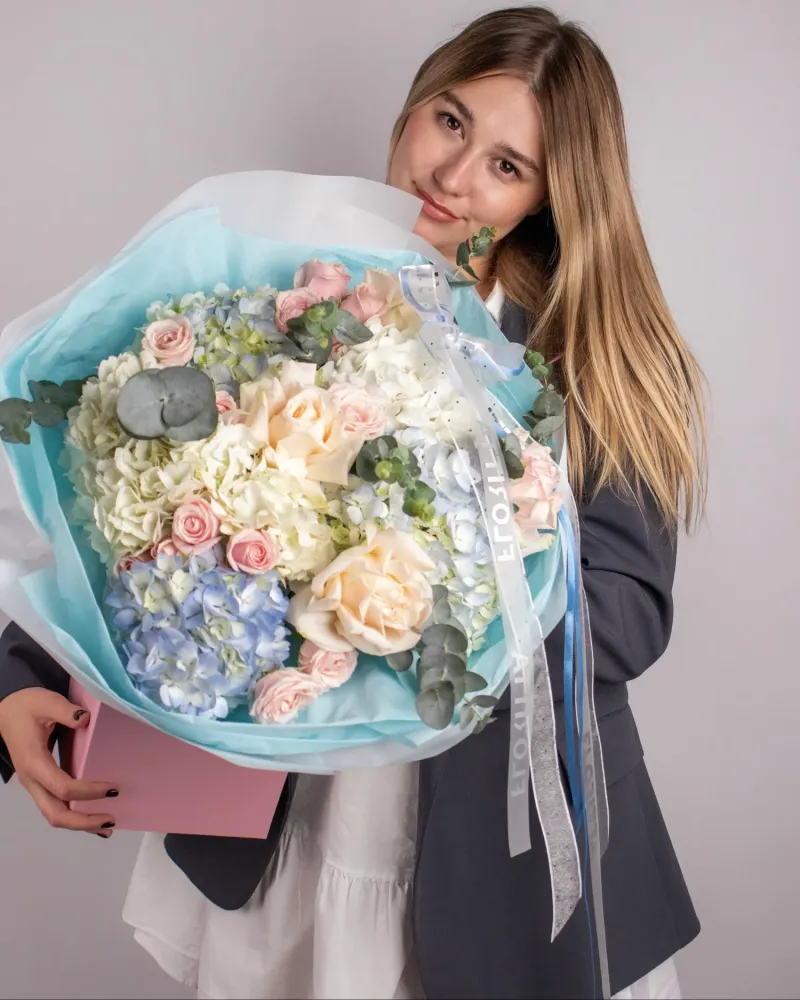 Luxury bouquet of cream roses, hydrangeas and pink roses with eucalyptus, light blue wrap — Floritta