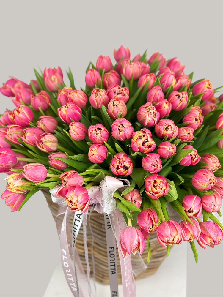 Luxuriant hot pink and coral tulip bouquet in white ceramic vase — Floritta