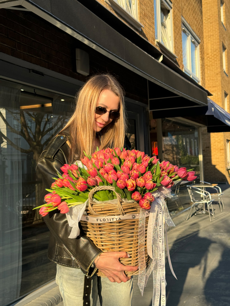 Abundant coral and pink tulips in wicker basket arrangement — Floritta