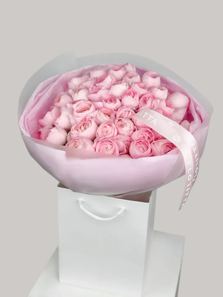 Luxe bouquet of blush garden roses and ranunculus in pink tissue wrap — Floritta