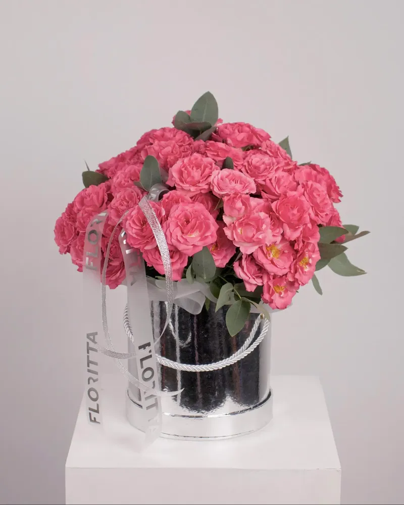 Full arrangement of hot pink roses and eucalyptus in black silver cylinder — Floritta