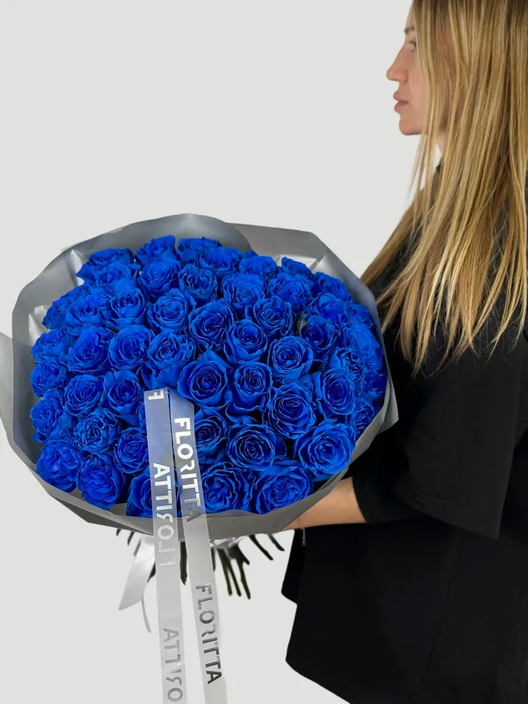 Luxury bouquet of bright blue roses in grey wrap — Floritta
