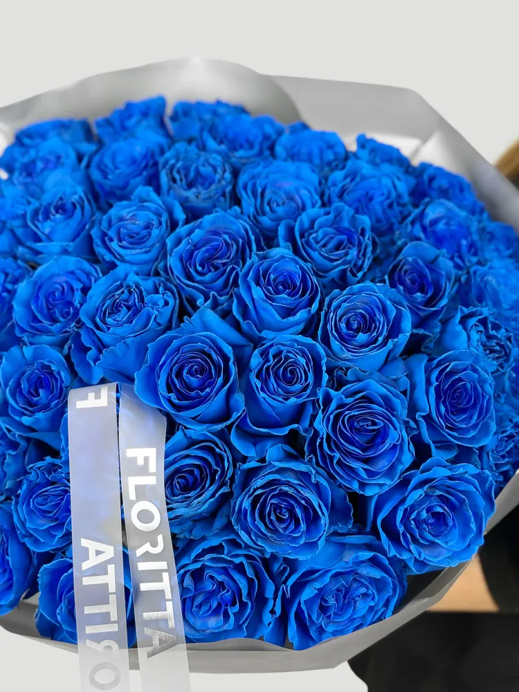 Vibrant blue rose bouquet with grey paper wrap — Floritta