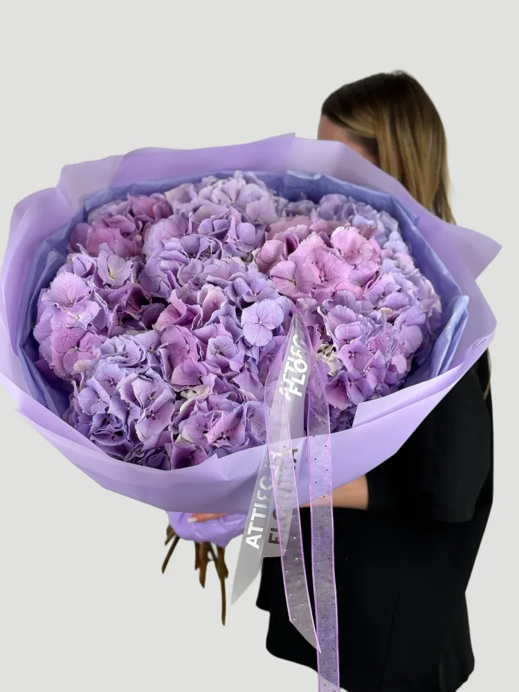 Luxurious lavender hydrangea bouquet with tissue wrap and ribbon — Floritta