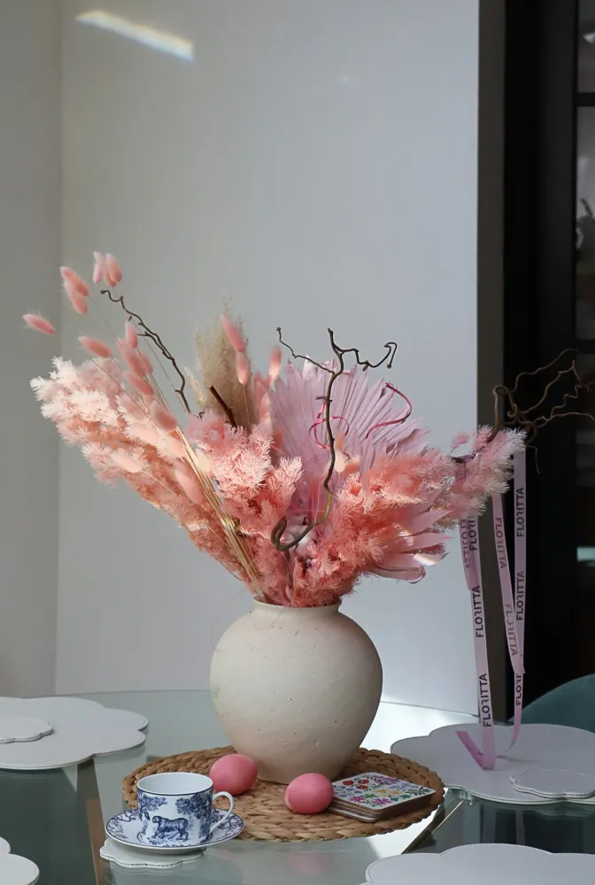 Blush pink dried flower display with curly willow — Floritta
