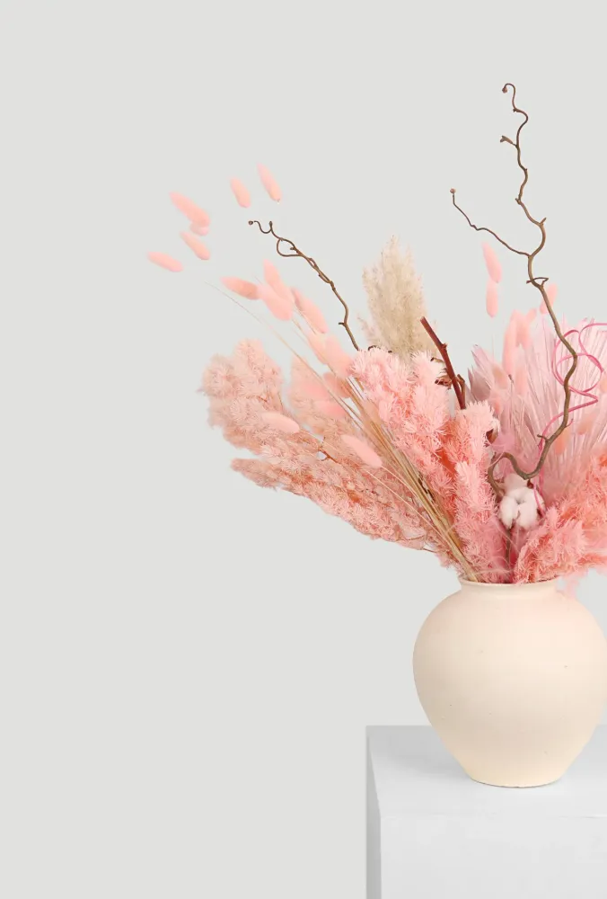 Textured pampas and celosia bouquet in ivory vase — Floritta