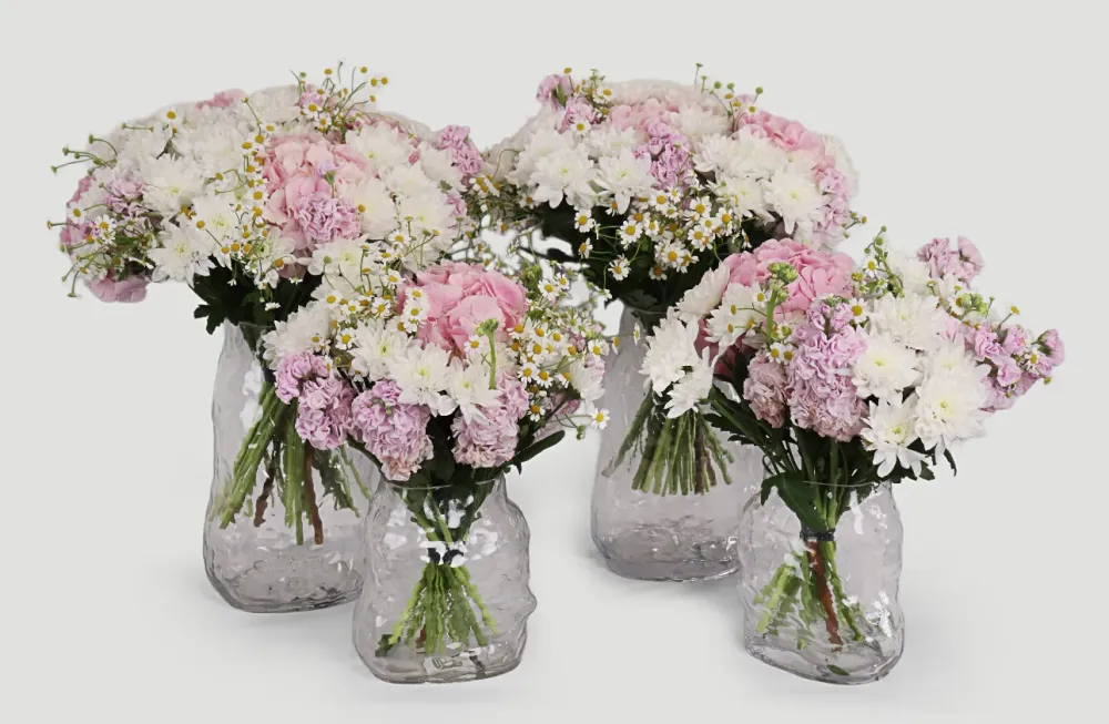 Full pink and white carnations with chamomile in glass vases — Floritta