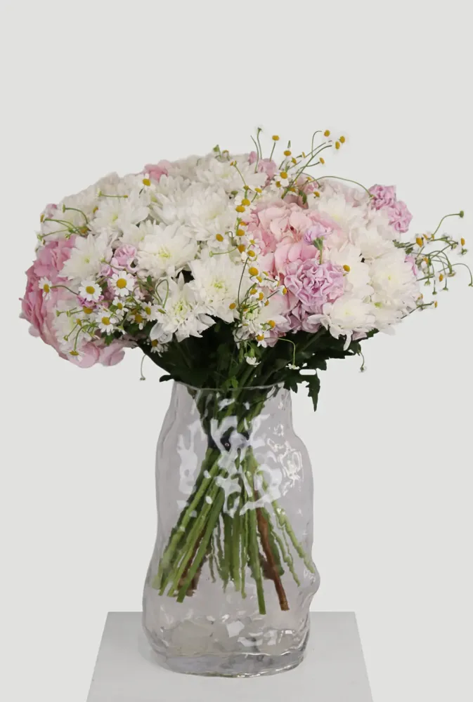 Pink and white carnations with chamomile and foliage arrangement — Floritta