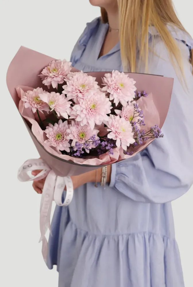 Soft pink gerberas with purple statice in kraft wrap — Floritta