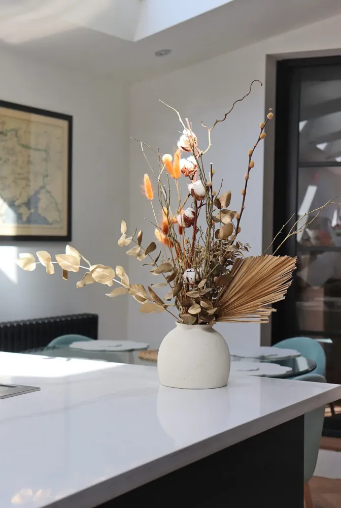 Contemporary dried flower arrangement with physalis and pampas in cream ceramic — Floritta