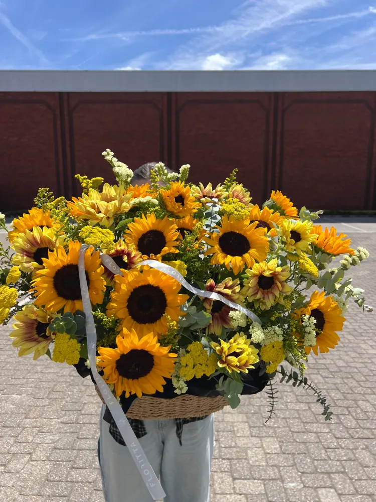 Abundant sunflower and spray chrysanthemum arrangement in woven basket — Floritta