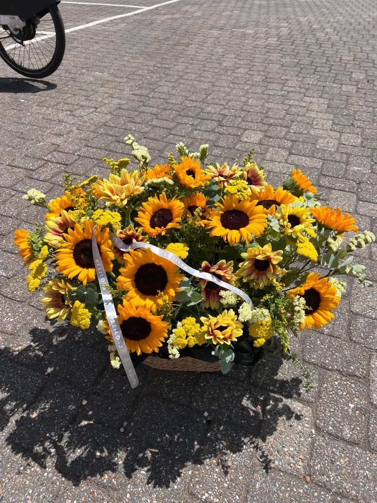 Full sunflower and dahlia arrangement with eucalyptus in rustic basket — Floritta
