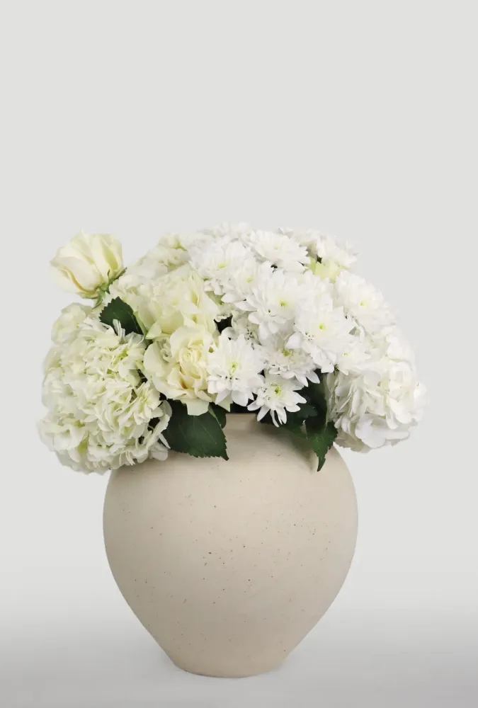 Full bouquet of white hydrangeas, roses and daisies in neutral ceramic vessel — Floritta