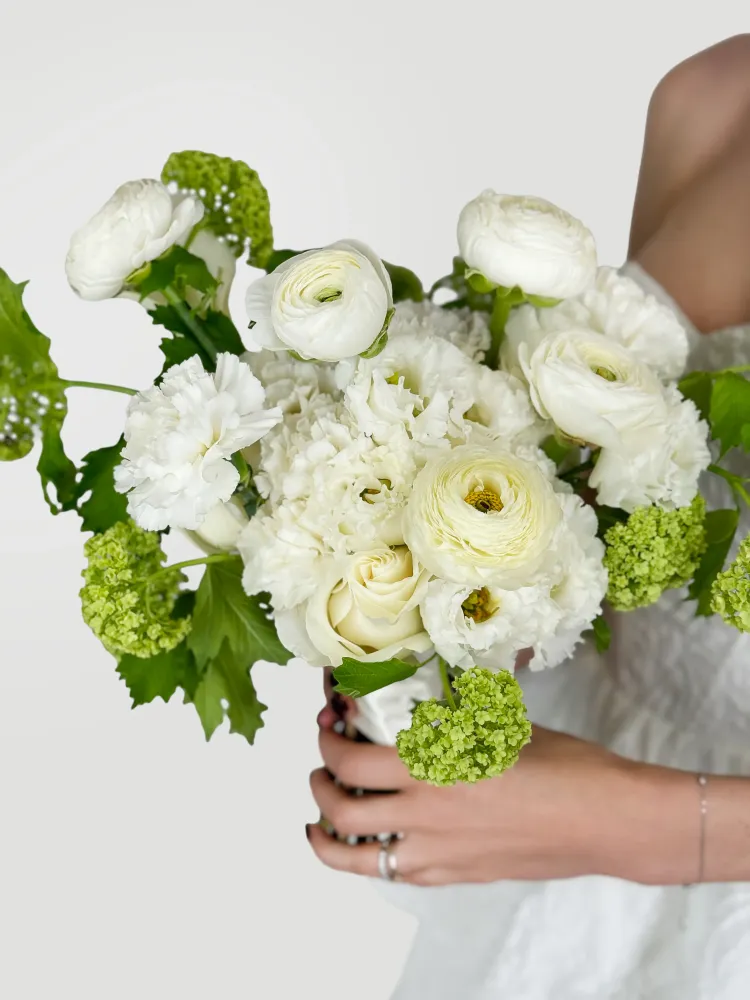 Luxe white ranunculus, roses and carnations with viburnum — Floritta