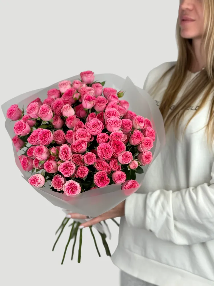 Lush garden rose bouquet in hot and soft pink with white wrap — Floritta