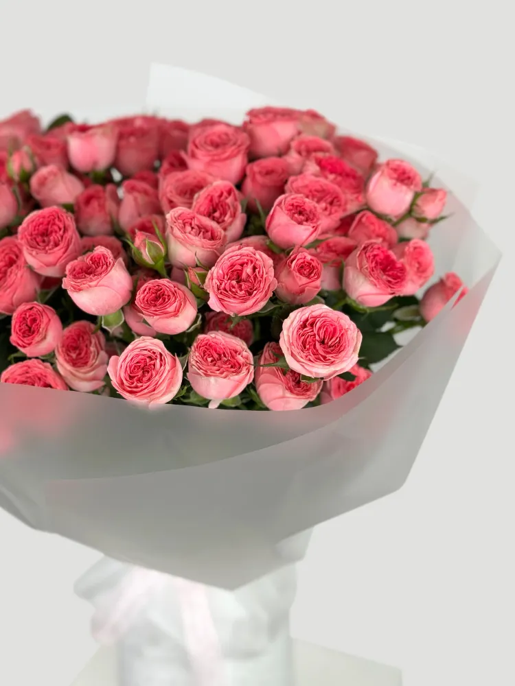 Full garden rose hand-tied bouquet in blush and cerise tones — Floritta