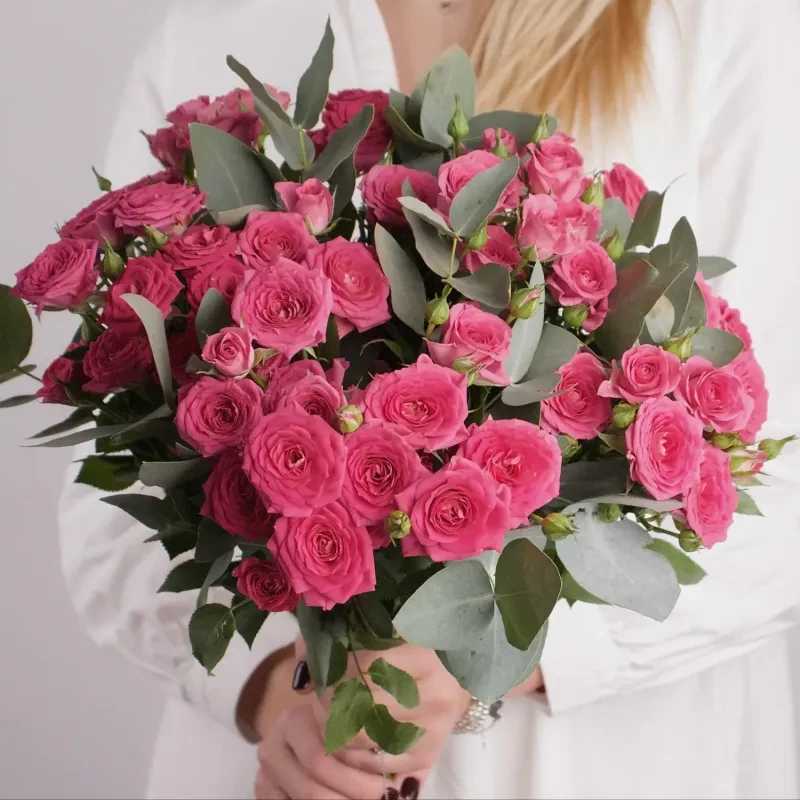 Luxurious bouquet of pink and magenta roses with eucalyptus foliage — Floritta