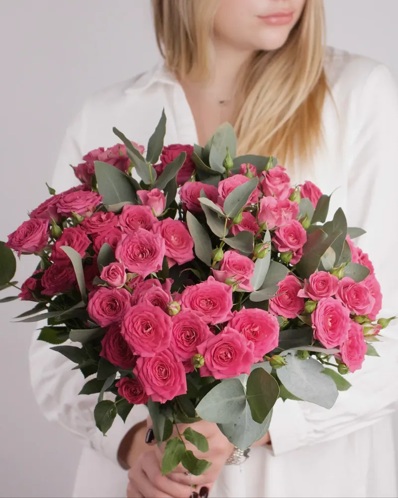 Luxurious bouquet of pink and magenta roses with eucalyptus foliage — Floritta