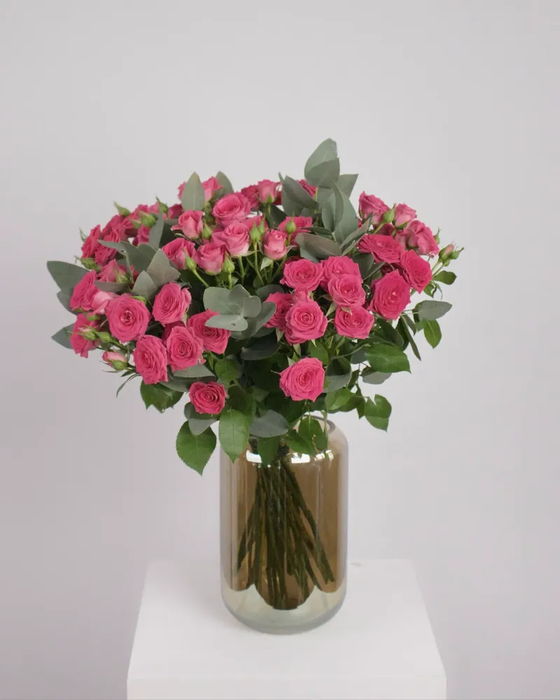 Full arrangement of pink spray roses and eucalyptus in glass vase — Floritta