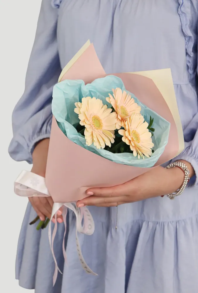 Soft yellow gerberas with mint and pink tissue wrapping — Floritta