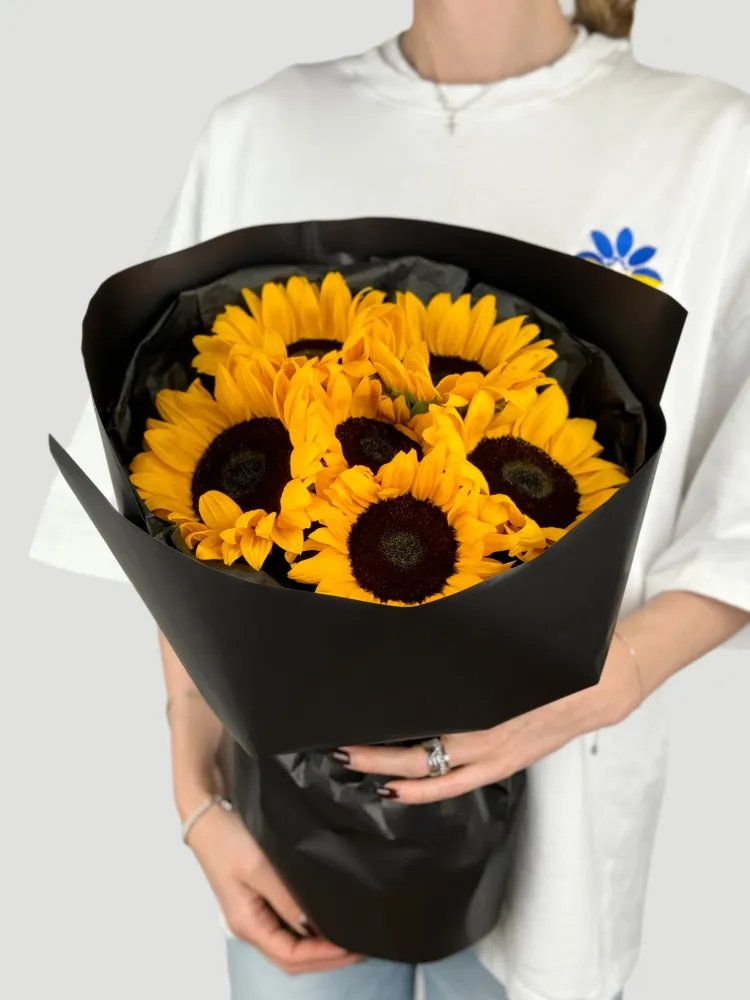 Golden sunflowers hand-tied in black paper — Floritta