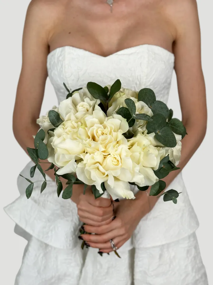 Cream roses and dahlias with eucalyptus bridal bouquet — Floritta