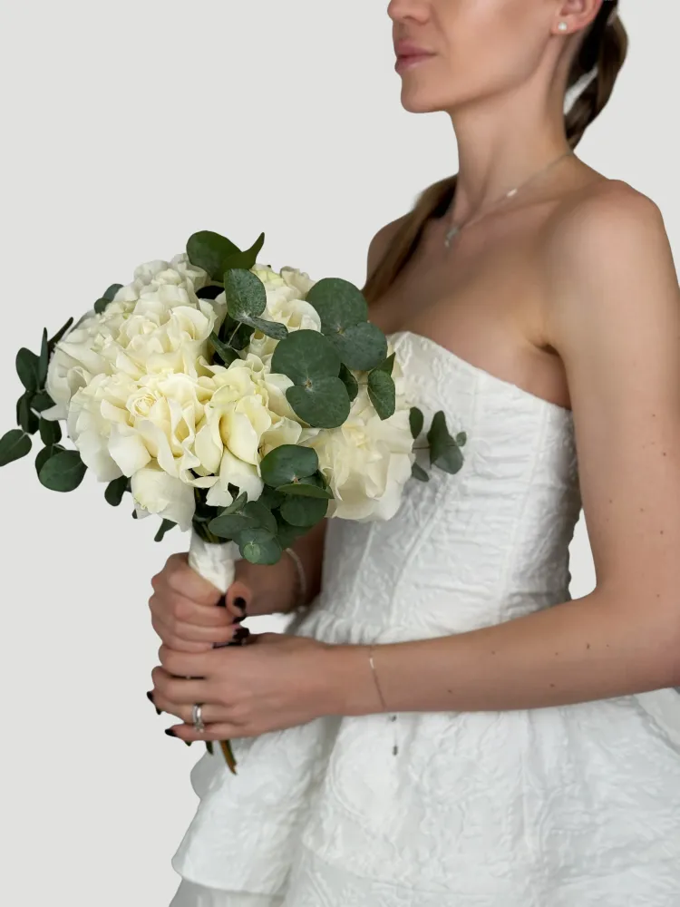 Creamy roses bridal bouquet
