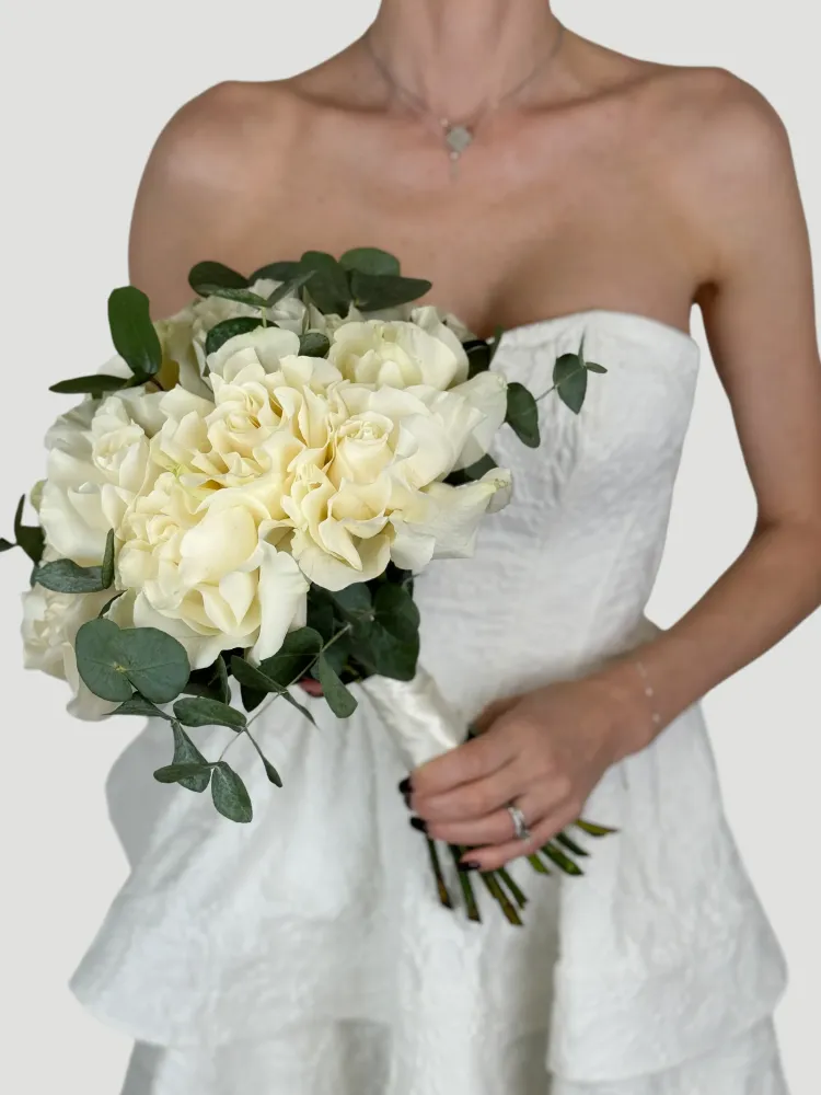 Ivory rose and dahlia wedding bouquet with eucalyptus stems — Floritta