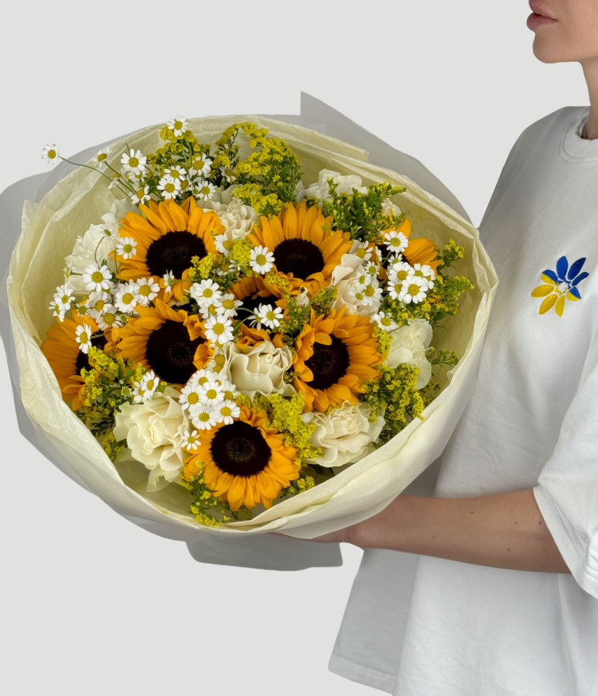 Sunflower and chamomile bouquet with cream roses in paper wrap — Floritta