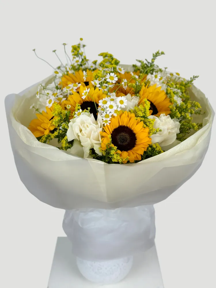 Yellow sunflowers with chamomile and roses in wrapped bouquet — Floritta