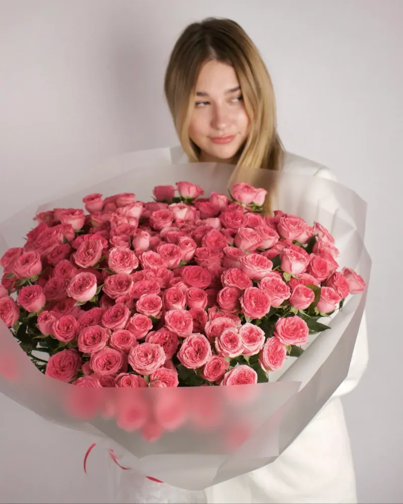 Luxurious bouquet of full pink garden roses in white tissue wrap — Floritta
