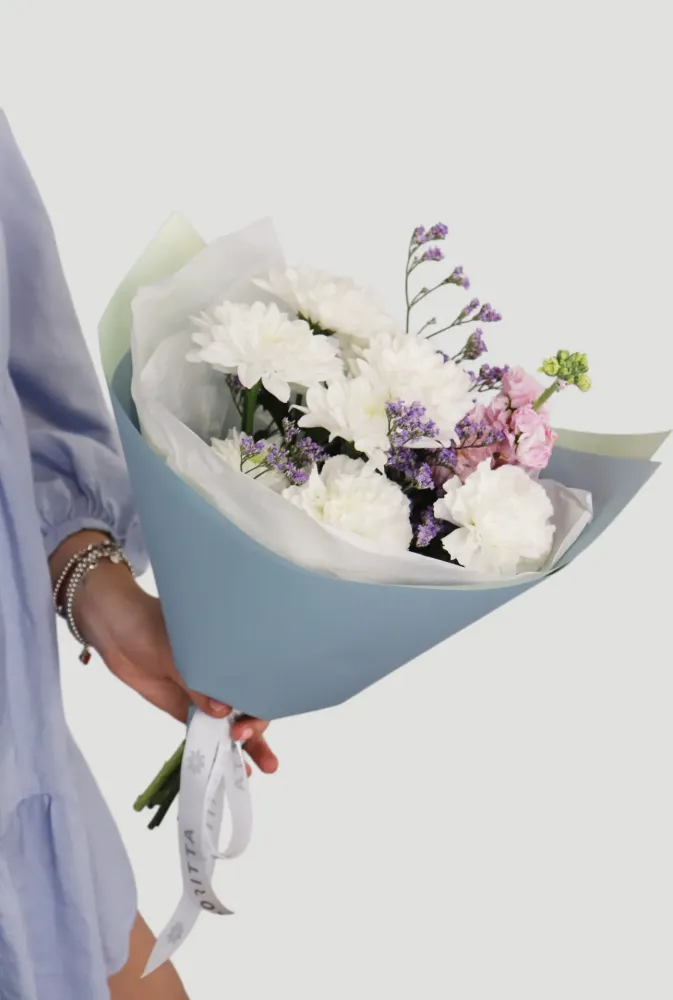 Luxury white dahlia and purple statice bouquet with blush accents — Floritta
