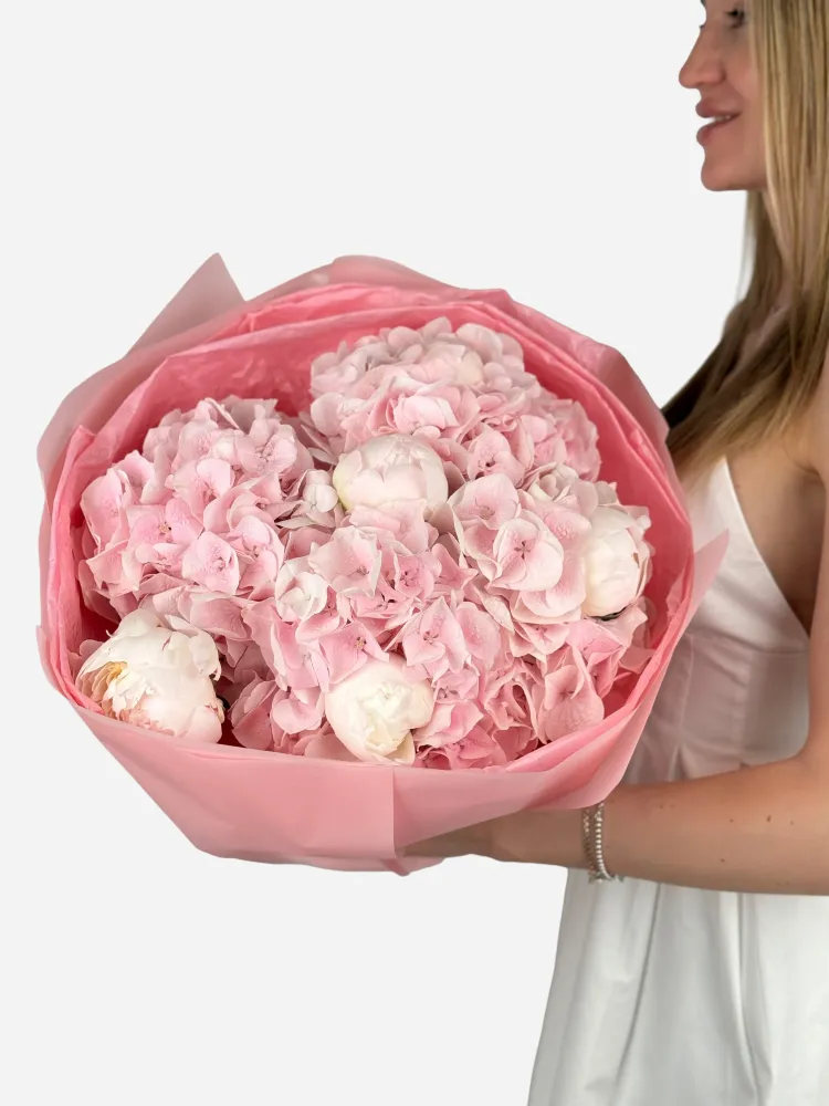 Lush bouquet of soft pink and white roses with hydrangeas in pink wrap — Floritta