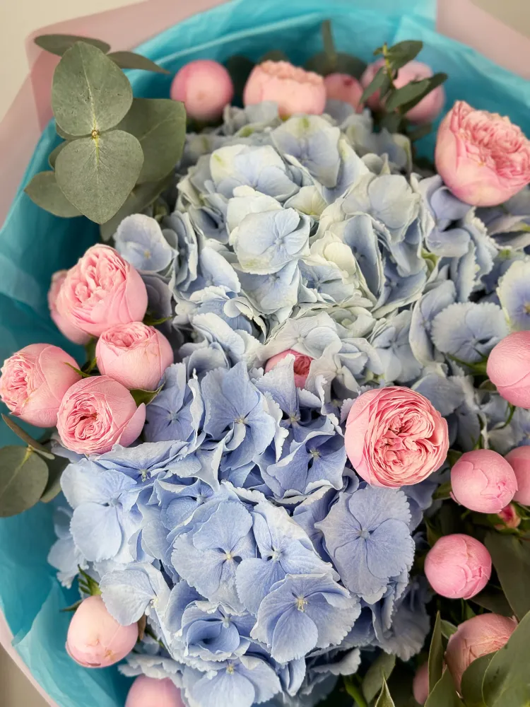 Soft blue hydrangea with blush garden roses and peonies — Floritta