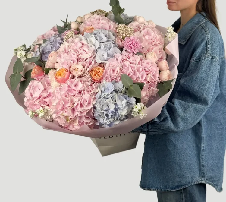 Luxe pink and lilac hydrangea peony bouquet with eucalyptus — Floritta