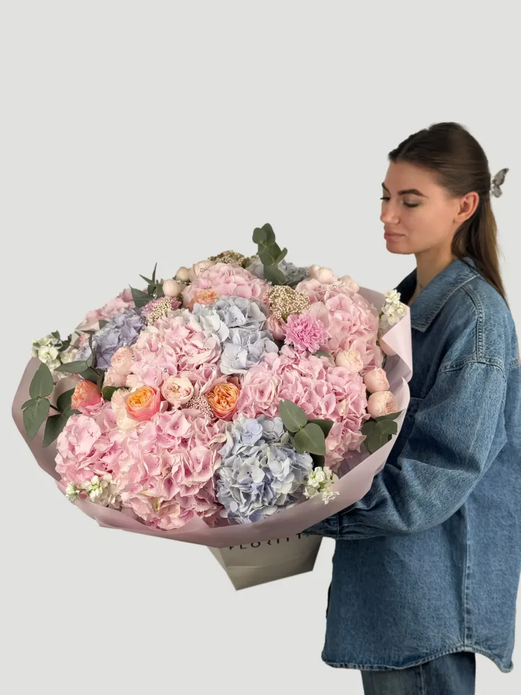 Luxe pink and lilac hydrangea peony bouquet with eucalyptus — Floritta